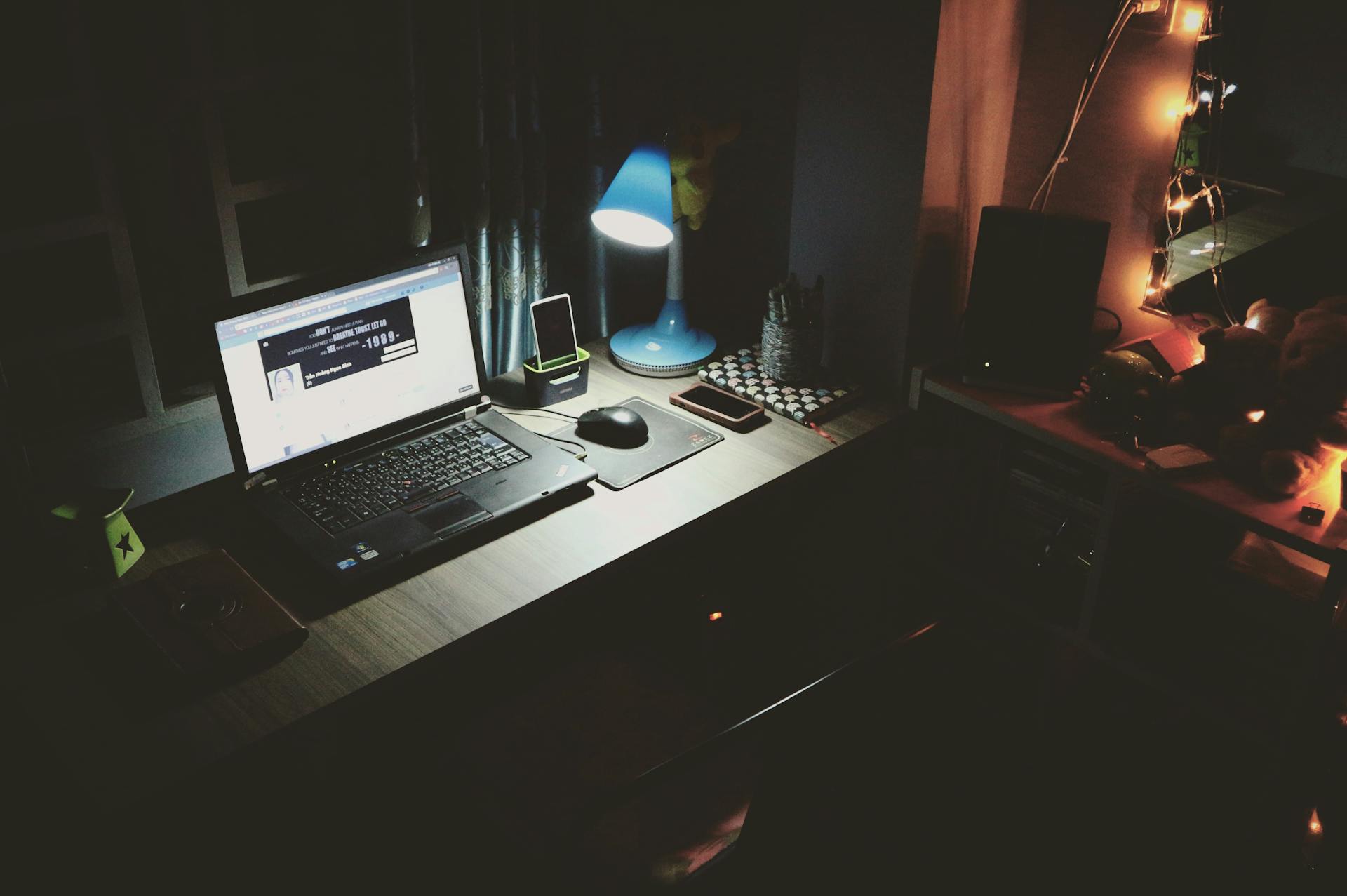 MacBook Pro auf einem Schreibtisch — Wahl 2026 Laptop vs Cloud-Mac