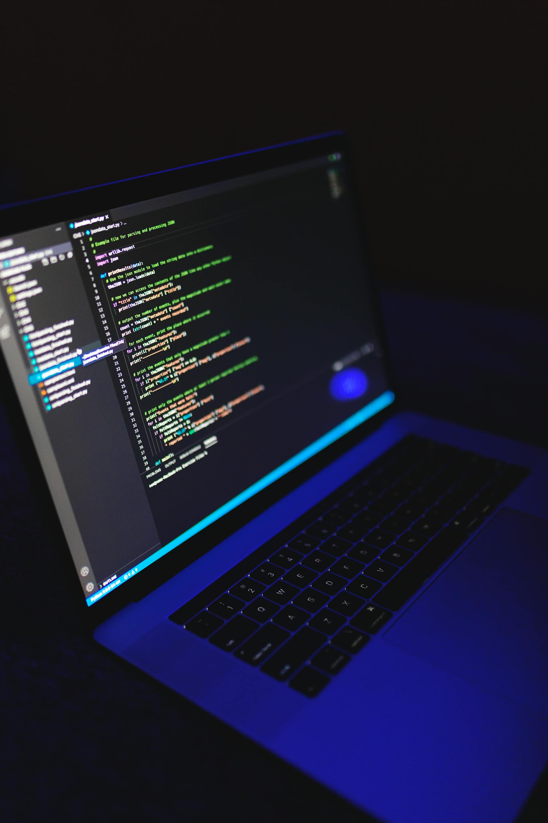 코드 화면이 있는 개발 데스크. 원격 Mac의 GitHub Actions macOS 셀프호스티드 Runner를 상징