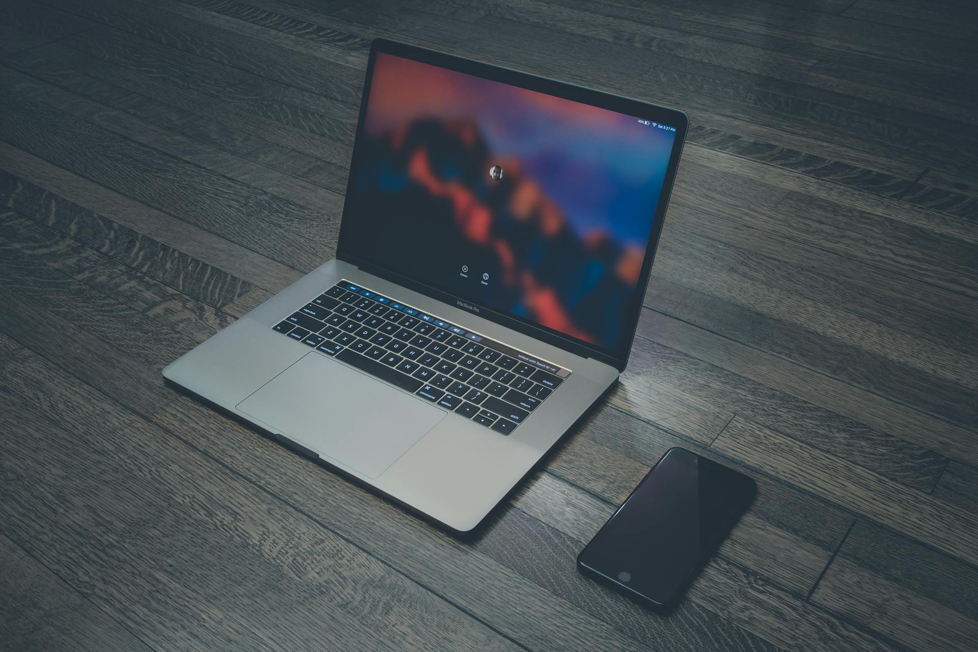 MacBook Pro на столе — выбор 2026 между ноутбуком и облачным Mac