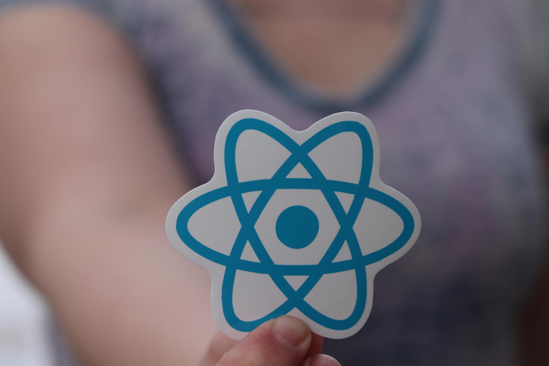 MacBook Pro 置於簡潔工作桌面，象徵 2026 年筆電與雲端 Mac 的選型