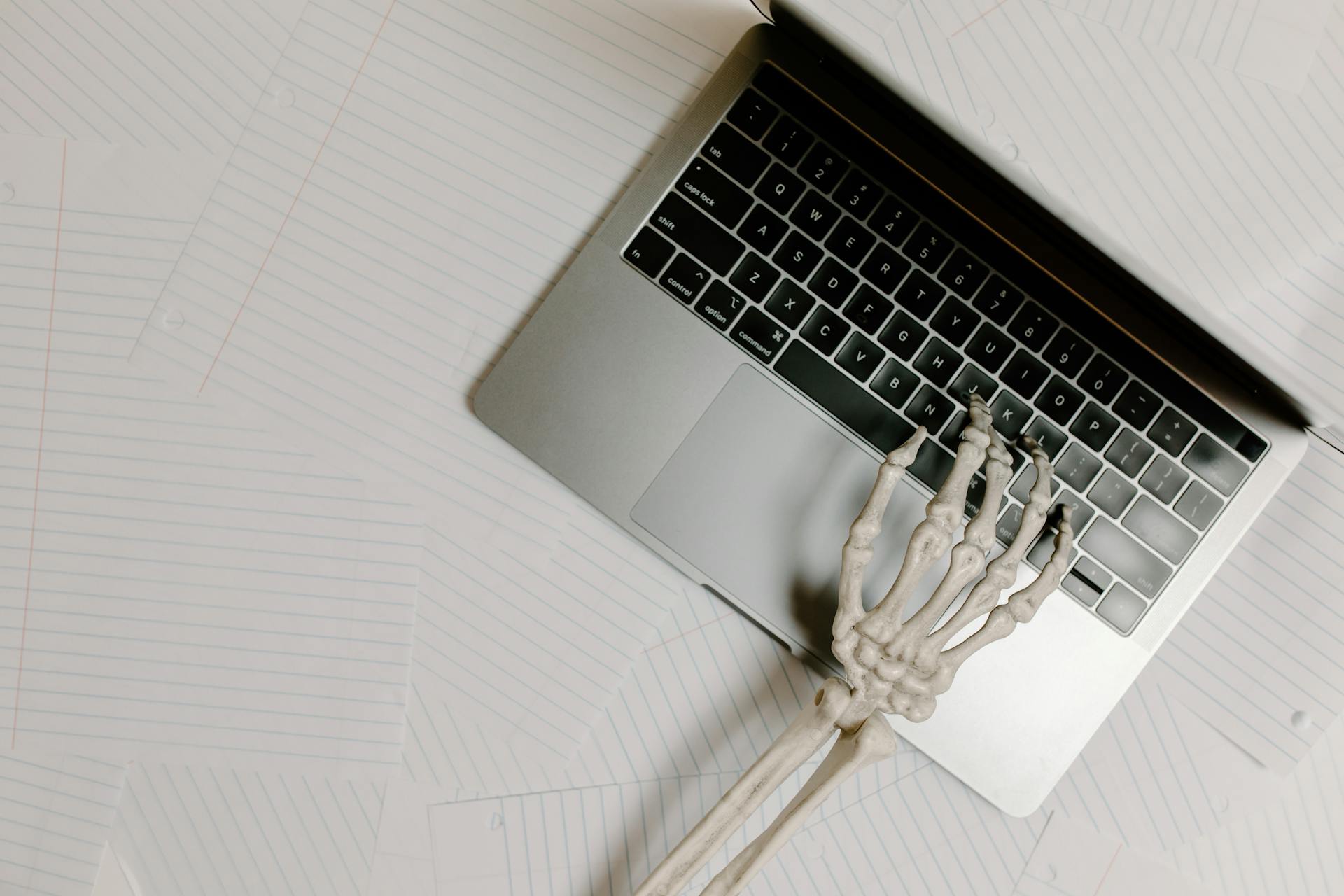 MacBook Pro 置于简洁工作桌面，象征 2026 年笔记本与云端 Mac 的选型决策